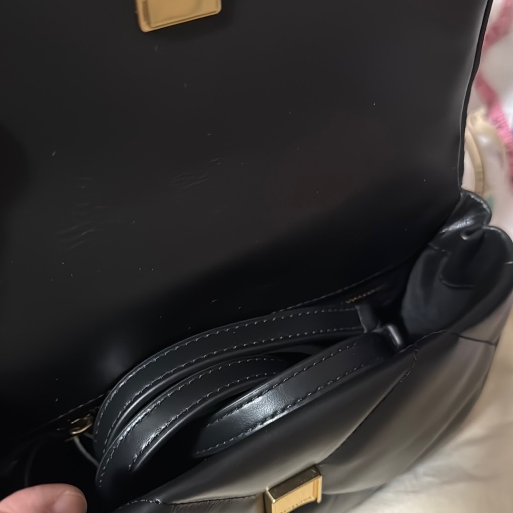 Black and Gold Quilted Shoulder Bag with Structured Design - Picture 3 of 9